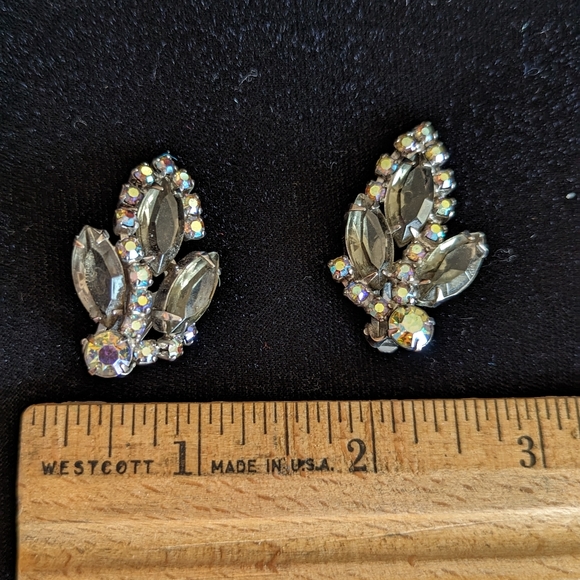 Vintage 50's Clip Earrings with Smoky/Aurora Borealis Stones and Silver Tone - Picture 5 of 8